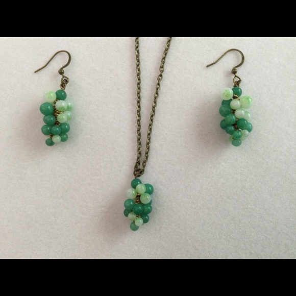 Vintage Faux Jade Grapes Necklace & Earrings Set with Bronze Findings - Picture 1 of 7